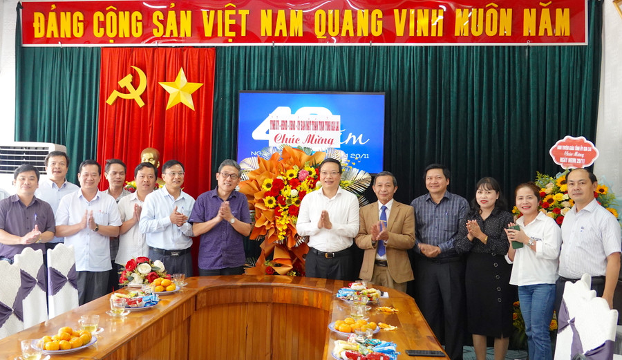 Chủ tịch UBND tỉnh Trương Hải Long (thứ 6 từ phải sang) tặng lẵng hoa chúc mừng Sở GD-ĐT nhân 40 năm Ngày Nhà giáo Việt Nam. Ảnh: Mộc Trà