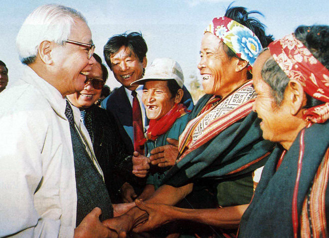 Kỷ niệm 100 năm Ngày sinh cố Thủ tướng Võ Văn Kiệt (23/11/1922-23/11/2022): Tầm nhìn và bản lĩnh của một nhà quản trị quốc gia lỗi lạc (GLO)- Năm nay, Đảng, Nhà nước ta long trọng kỷ niệm 100 năm Ngày sinh cố Thủ tướng Võ Văn Kiệt. Dịp này, Trung ương và các địa phương tổ chức nhiều hoạt động: dâng hương, dâng hoa tưởng niệm tại Khu di tích cố Thủ tướng, nói chuyện truyền thống, triển lãm trưng bày tranh ảnh, hiện vật, giới thiệu sách liên quan. Bộ tem quý Khi truyền thông, báo chí bắt đầu thông tin về những hoạt động kỷ niệm, tôi đã manh nha ý tưởng một bài viết từ những thông tin mình thu lượm được, trong đó có những chuyến thăm và làm việc của Thủ tướng Võ Văn Kiệt tại Gia Lai mà người viết có may mắn chứng kiến, đưa tin. Đặc biệt, với bộ tem về cố Thủ tướng nhân sự kiện này, từ sớm tôi đã kết nối với anh Võ Văn Ba-Phó Chủ tịch Hội Tem Gia Lai nắm tình hình phát hành để cung cấp thêm thông tin cho bạn đọc. Một phần của việc làm này còn vì trách nhiệm của tôi trong Ban Chấp hành Hội Tem tỉnh. Lúc đầu, anh Ba chưa nắm được nhưng sau nhiệt tình cung cấp cho tôi nhiều thông tin bổ ích. Anh cho biết, ngày 22-11-2022, Bộ Thông tin và Truyền thông, UBND tỉnh Vĩnh Long và Tổng Công ty Bưu điện Việt Nam phối hợp tổ chức phát hành bộ tem “Kỷ niệm 100 năm Ngày sinh Thủ tướng Võ Văn Kiệt (1922-2022)” theo nghi thức đặc biệt tại tỉnh Vĩnh Long. Anh Ba cho tôi biết, bộ tem quý này được cung cấp cho các bưu cục trên toàn quốc để bán chào mừng nhân dịp phát hành, trong đó có Gia Lai. Tác giả mẫu tem là họa sĩ Phạm Trung Hà (Tổng Công ty Bưu điện Việt Nam). Tem được thiết kế theo phong cách đồ họa, hình ảnh cô đọng, có chân dung cố Thủ tướng Võ Văn Kiệt và cờ Tổ quốc thể hiện trên nền màu vàng biểu tượng của niềm tin và hy vọng, góc phải mẫu tem là hình ảnh đường dây tải điện 500 kV Bắc-Nam (mạch 1)-dấu ấn đậm nét trong sự nghiệp của cố Thủ tướng, thể hiện tầm nhìn chiến lược, góp phần đảm bảo an ninh năng lượng, phát triển kinh tế, chính trị, xã hội, quốc phòng-an ninh đất nước. Bộ tem có khuôn khổ 46 x 31 mm, gồm 1 mẫu, giá 4.000 đồng. Chưa hết, anh Ba còn nhiệt tình lục lại một số con tem có nội dung liên quan trước đó mà Hội Tem Gia Lai cũng như bản thân anh sở hữu để tôi đưa thêm vào trong bài viết. Những con tem rất đẹp, rất giá trị về đường dây 500 kV phát hành năm 1993. Kỷ niệm đẹp về vị Thủ tướng Không chỉ tôi mà nhiều người ở Gia Lai có may mắn được gặp, được nghe cố Thủ tướng Võ Văn Kiệt nói chuyện, hỏi thăm hoặc làm việc. Có thể là xin được chụp chung một tấm hình làm kỷ niệm. Có thể là phục vụ Thủ tướng ngày ông đến Gia Lai. Có thể là trực tiếp cùng ông đi thực tế, cùng ông làm việc… Ông Nguyễn Vỹ Hà-nguyên Chủ tịch UBND tỉnh Gia Lai đã rất say sưa khi nói về vị Thủ tướng mà mình rất mực ngưỡng mộ. Bỏ qua sự đường đột của nhà báo, chỉ một chút hồi tưởng, ông đã có thể kể làu làu về những kỷ niệm mấy bận gặp và làm việc cùng những cảm nhận sâu sắc về vị Thủ tướng tài năng, mạnh mẽ và gần gũi này. Ấn tượng nhất về cố Thủ tướng Võ Văn Kiệt theo ông Hà là đóng góp to lớn của ông cho đường dây 500 kV Bắc-Nam. Theo ông Hà, chỉ riêng một công trình này thôi, Thủ tướng đã thể hiện là vị cán bộ vì dân vì nước, thể hiện tài năng, tầm nhìn và bản lĩnh của một nhà quản trị quốc gia lỗi lạc. “Lúc này, đất nước chúng ta vừa bước ra khỏi trì trệ, công cuộc đổi mới đang phát triển mạnh mẽ. Miền Bắc lúc này công nghiệp chưa phát triển lắm nhưng miền Nam thì nền tảng sẵn có rất cần cho sự phát triển nhanh, mạnh cũng như để thu hút đầu tư, song lại thiếu điện, trong khi Thủy điện Hòa Bình thì dư khả năng cung cấp. Nếu phải làm một công trình khác, như công trình nhiệt điện ở phía Nam thì phải mất ít nhất 5 năm, cùng với bao phức tạp, khó khăn, vướng mắc”-ông Hà nói. Tôi hình dung ông cũng ngẫm nghĩ và nung nấu dữ lắm điều mình trao đổi. Trước tình hình đó, sau khi được sự đồng ý của Ban Chấp hành Trung ương Đảng, Bộ Chính trị, Thủ tướng Võ Văn Kiệt đã quyết liệt triển khai xây dựng đường dây 500 kV Bắc-Nam. Quá trình khởi công xây dựng dĩ nhiên đã vấp phải không ít khó khăn, những ý kiến trái chiều từ phía chuyên gia nước ngoài, cả những chỉ trích không nhằm động cơ xây dựng. Ông Hà kể, trong một cuộc họp, Thủ tướng đã rất quyết liệt: “Ai bàn tới thì ngồi đây, bàn ra thì không tham gia”. Thế rồi sau khi đóng điện thắng lợi, nhận thấy cần sự tiếp sức cho Thủy điện Hòa Bình, Thủ tướng tiếp tục quyết định khởi công làm thủy điện Ia Ly, phái ông Thái Phụng Nê-Bộ trưởng Bộ Năng lượng vào cùng làm việc với tỉnh. Ngày 4-11-1993, bên dòng thác Ia Ly, Thủ tướng Chính phủ Võ Văn Kiệt phát lệnh khởi công xây dựng Nhà máy Thủy điện Ia Ly, mở đầu hành trình biến dòng thác Ia Ly hùng vĩ thành nguồn điện sáng cho đất nước. Từ mốc son này, hơn 7 năm sau, công trình thủy điện Ia Ly hoàn thành và ghi tên mình trên bản đồ năng lượng quốc gia, trở thành công trình thủy điện lớn thứ nhì cả nước thời điểm đó. Ông Huỳnh Nở-nguyên Giám đốc Công ty thủy điện Ia Ly, khi đó là Trưởng ban Chuẩn bị sản xuất Nhà máy Thủy điện Ia Ly-kể lại: Đầu năm 1989, khi bắt đầu có ý tưởng xây dựng thủy điện thì Thủ tướng Võ Văn Kiệt đến kiểm tra. Chính ông là người đi cùng Thủ tướng và giới thiệu tiềm năng của dòng thác Ia Ly kỳ vĩ nằm giữa núi rừng Tây Nguyên đại ngàn. Cuộc đời và sự nghiệp của đồng chí Võ Văn Kiệt gắn liền với lịch sử đấu tranh cách mạng hào hùng của Đảng và dân tộc ta; là chiến sĩ cộng sản kiên trung, suốt đời phụng sự Tổ quốc, phục vụ Nhân dân. Sự đóng góp to lớn của cố Thủ tướng cho cách mạng Việt Nam đã được Đảng, Nhà nước và Nhân dân tin yêu, trân trọng. Đồng chí Võ Văn Kiệt đã được Đảng và Nhà nước trao tặng Huân chương Sao Vàng, Huy hiệu 60 năm tuổi Đảng và nhiều huân, huy chương cao quý khác. THẤT SƠN - MINH PHƯƠNG Thủ tướng Võ Văn Kiệt (bìa trái) trò chuyện với người dân huyện Chư Păh năm 1996. Ảnh: TTXVN