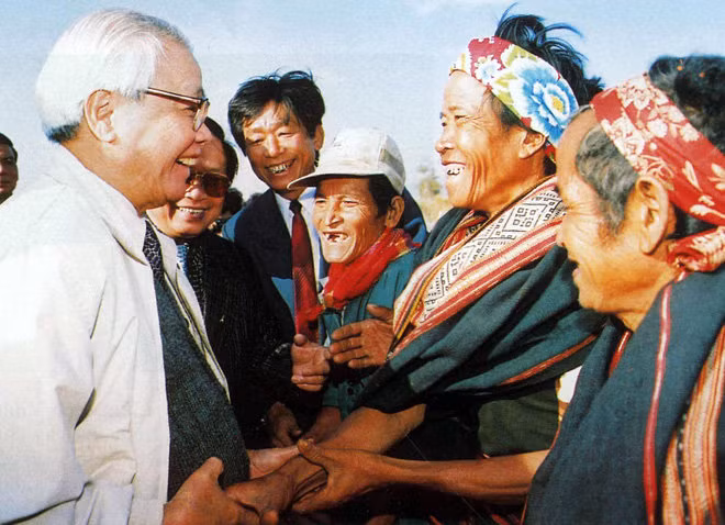 Kỷ niệm 100 năm Ngày sinh cố Thủ tướng Võ Văn Kiệt (23/11/1922-23/11/2022): Tầm nhìn và bản lĩnh của một nhà quản trị quốc gia lỗi lạc (GLO)- Năm nay, Đảng, Nhà nước ta long trọng kỷ niệm 100 năm Ngày sinh cố Thủ tướng Võ Văn Kiệt. Dịp này, Trung ương và các địa phương tổ chức nhiều hoạt động: dâng hương, dâng hoa tưởng niệm tại Khu di tích cố Thủ tướng, nói chuyện truyền thống, triển lãm trưng bày tranh ảnh, hiện vật, giới thiệu sách liên quan. Bộ tem quý Khi truyền thông, báo chí bắt đầu thông tin về những hoạt động kỷ niệm, tôi đã manh nha ý tưởng một bài viết từ những thông tin mình thu lượm được, trong đó có những chuyến thăm và làm việc của Thủ tướng Võ Văn Kiệt tại Gia Lai mà người viết có may mắn chứng kiến, đưa tin. Đặc biệt, với bộ tem về cố Thủ tướng nhân sự kiện này, từ sớm tôi đã kết nối với anh Võ Văn Ba-Phó Chủ tịch Hội Tem Gia Lai nắm tình hình phát hành để cung cấp thêm thông tin cho bạn đọc. Một phần của việc làm này còn vì trách nhiệm của tôi trong Ban Chấp hành Hội Tem tỉnh. Lúc đầu, anh Ba chưa nắm được nhưng sau nhiệt tình cung cấp cho tôi nhiều thông tin bổ ích. Anh cho biết, ngày 22-11-2022, Bộ Thông tin và Truyền thông, UBND tỉnh Vĩnh Long và Tổng Công ty Bưu điện Việt Nam phối hợp tổ chức phát hành bộ tem “Kỷ niệm 100 năm Ngày sinh Thủ tướng Võ Văn Kiệt (1922-2022)” theo nghi thức đặc biệt tại tỉnh Vĩnh Long. Anh Ba cho tôi biết, bộ tem quý này được cung cấp cho các bưu cục trên toàn quốc để bán chào mừng nhân dịp phát hành, trong đó có Gia Lai. Tác giả mẫu tem là họa sĩ Phạm Trung Hà (Tổng Công ty Bưu điện Việt Nam). Tem được thiết kế theo phong cách đồ họa, hình ảnh cô đọng, có chân dung cố Thủ tướng Võ Văn Kiệt và cờ Tổ quốc thể hiện trên nền màu vàng biểu tượng của niềm tin và hy vọng, góc phải mẫu tem là hình ảnh đường dây tải điện 500 kV Bắc-Nam (mạch 1)-dấu ấn đậm nét trong sự nghiệp của cố Thủ tướng, thể hiện tầm nhìn chiến lược, góp phần đảm bảo an ninh năng lượng, phát triển kinh tế, chính trị, xã hội, quốc phòng-an ninh đất nước. Bộ tem có khuôn khổ 46 x 31 mm, gồm 1 mẫu, giá 4.000 đồng. Chưa hết, anh Ba còn nhiệt tình lục lại một số con tem có nội dung liên quan trước đó mà Hội Tem Gia Lai cũng như bản thân anh sở hữu để tôi đưa thêm vào trong bài viết. Những con tem rất đẹp, rất giá trị về đường dây 500 kV phát hành năm 1993. Kỷ niệm đẹp về vị Thủ tướng Không chỉ tôi mà nhiều người ở Gia Lai có may mắn được gặp, được nghe cố Thủ tướng Võ Văn Kiệt nói chuyện, hỏi thăm hoặc làm việc. Có thể là xin được chụp chung một tấm hình làm kỷ niệm. Có thể là phục vụ Thủ tướng ngày ông đến Gia Lai. Có thể là trực tiếp cùng ông đi thực tế, cùng ông làm việc… Ông Nguyễn Vỹ Hà-nguyên Chủ tịch UBND tỉnh Gia Lai đã rất say sưa khi nói về vị Thủ tướng mà mình rất mực ngưỡng mộ. Bỏ qua sự đường đột của nhà báo, chỉ một chút hồi tưởng, ông đã có thể kể làu làu về những kỷ niệm mấy bận gặp và làm việc cùng những cảm nhận sâu sắc về vị Thủ tướng tài năng, mạnh mẽ và gần gũi này. Ấn tượng nhất về cố Thủ tướng Võ Văn Kiệt theo ông Hà là đóng góp to lớn của ông cho đường dây 500 kV Bắc-Nam. Theo ông Hà, chỉ riêng một công trình này thôi, Thủ tướng đã thể hiện là vị cán bộ vì dân vì nước, thể hiện tài năng, tầm nhìn và bản lĩnh của một nhà quản trị quốc gia lỗi lạc. “Lúc này, đất nước chúng ta vừa bước ra khỏi trì trệ, công cuộc đổi mới đang phát triển mạnh mẽ. Miền Bắc lúc này công nghiệp chưa phát triển lắm nhưng miền Nam thì nền tảng sẵn có rất cần cho sự phát triển nhanh, mạnh cũng như để thu hút đầu tư, song lại thiếu điện, trong khi Thủy điện Hòa Bình thì dư khả năng cung cấp. Nếu phải làm một công trình khác, như công trình nhiệt điện ở phía Nam thì phải mất ít nhất 5 năm, cùng với bao phức tạp, khó khăn, vướng mắc”-ông Hà nói. Tôi hình dung ông cũng ngẫm nghĩ và nung nấu dữ lắm điều mình trao đổi. Trước tình hình đó, sau khi được sự đồng ý của Ban Chấp hành Trung ương Đảng, Bộ Chính trị, Thủ tướng Võ Văn Kiệt đã quyết liệt triển khai xây dựng đường dây 500 kV Bắc-Nam. Quá trình khởi công xây dựng dĩ nhiên đã vấp phải không ít khó khăn, những ý kiến trái chiều từ phía chuyên gia nước ngoài, cả những chỉ trích không nhằm động cơ xây dựng. Ông Hà kể, trong một cuộc họp, Thủ tướng đã rất quyết liệt: “Ai bàn tới thì ngồi đây, bàn ra thì không tham gia”. Thế rồi sau khi đóng điện thắng lợi, nhận thấy cần sự tiếp sức cho Thủy điện Hòa Bình, Thủ tướng tiếp tục quyết định khởi công làm thủy điện Ia Ly, phái ông Thái Phụng Nê-Bộ trưởng Bộ Năng lượng vào cùng làm việc với tỉnh. Ngày 4-11-1993, bên dòng thác Ia Ly, Thủ tướng Chính phủ Võ Văn Kiệt phát lệnh khởi công xây dựng Nhà máy Thủy điện Ia Ly, mở đầu hành trình biến dòng thác Ia Ly hùng vĩ thành nguồn điện sáng cho đất nước. Từ mốc son này, hơn 7 năm sau, công trình thủy điện Ia Ly hoàn thành và ghi tên mình trên bản đồ năng lượng quốc gia, trở thành công trình thủy điện lớn thứ nhì cả nước thời điểm đó. Ông Huỳnh Nở-nguyên Giám đốc Công ty thủy điện Ia Ly, khi đó là Trưởng ban Chuẩn bị sản xuất Nhà máy Thủy điện Ia Ly-kể lại: Đầu năm 1989, khi bắt đầu có ý tưởng xây dựng thủy điện thì Thủ tướng Võ Văn Kiệt đến kiểm tra. Chính ông là người đi cùng Thủ tướng và giới thiệu tiềm năng của dòng thác Ia Ly kỳ vĩ nằm giữa núi rừng Tây Nguyên đại ngàn. Cuộc đời và sự nghiệp của đồng chí Võ Văn Kiệt gắn liền với lịch sử đấu tranh cách mạng hào hùng của Đảng và dân tộc ta; là chiến sĩ cộng sản kiên trung, suốt đời phụng sự Tổ quốc, phục vụ Nhân dân. Sự đóng góp to lớn của cố Thủ tướng cho cách mạng Việt Nam đã được Đảng, Nhà nước và Nhân dân tin yêu, trân trọng. Đồng chí Võ Văn Kiệt đã được Đảng và Nhà nước trao tặng Huân chương Sao Vàng, Huy hiệu 60 năm tuổi Đảng và nhiều huân, huy chương cao quý khác. THẤT SƠN - MINH PHƯƠNG Thủ tướng Võ Văn Kiệt (bìa trái) trò chuyện với người dân huyện Chư Păh năm 1996. Ảnh: TTXVN