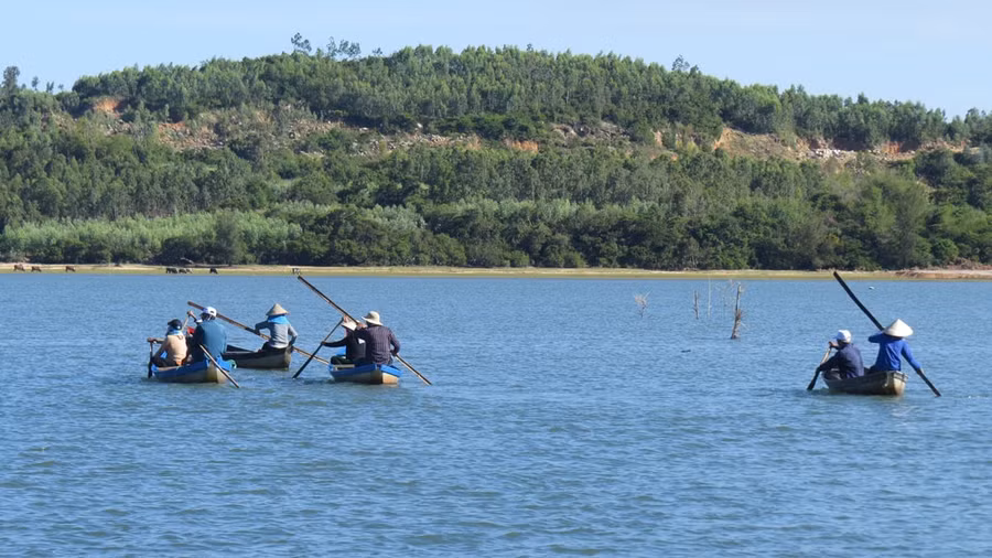 Mưu sinh trên đầm An Khê. Ảnh: Trang Thy
