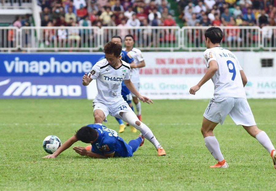 Châu Ngọc Quang (số 24) sẽ trở về thi đấu trong màu áo HAGL. Ảnh: Văn Ngọc