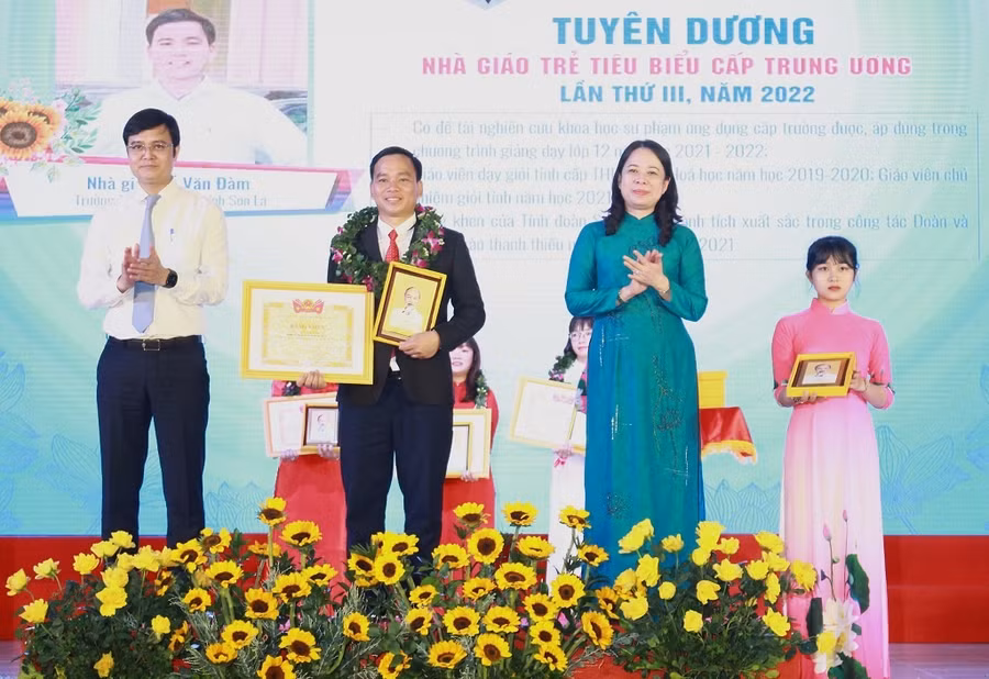 Phó chủ tịch nước Võ Thị Ánh Xuân và anh Bùi Quang Huy, Bí thư Thứ nhất T.Ư Đoàn, chúc mừng một nhà giáo trẻ tiêu biểu cấp T.Ư năm 2022. Ảnh: Trần Ngọc