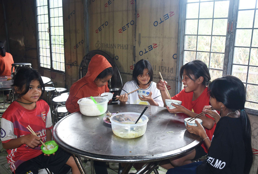 Chăm chút từng bữa ăn của học sinh. Ảnh: PN