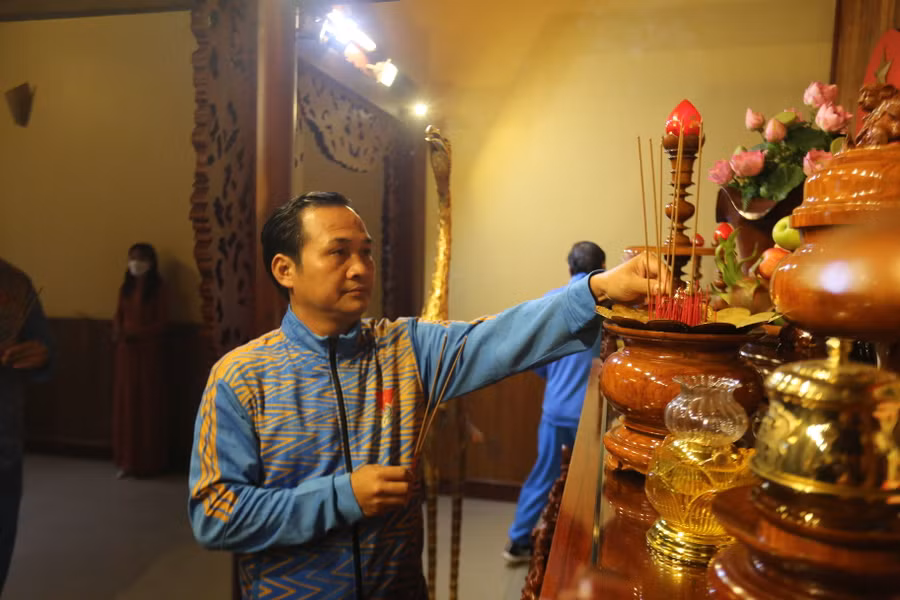 Lãnh đạo Trung tâm Huấn luyện và Thi đấu Thể dục thể thao tỉnh dâng hương ở nơi thờ Bác Ảnh: Văn Ngọc