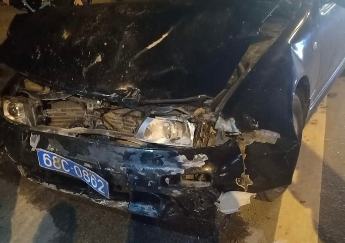  Đầu xe biến dạng sau khi tông vào 2 nữ sinh