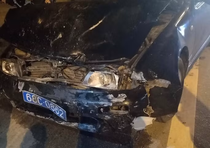 Đầu xe biến dạng sau khi tông vào 2 nữ sinh Đầu xe biến dạng sau khi tông vào 2 nữ sinh