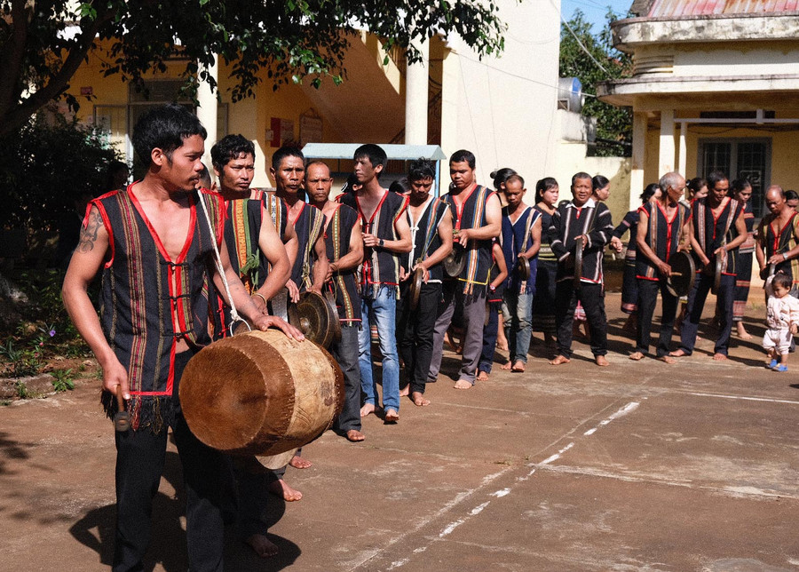 Đội chiêng làng Ia Mút (xã Hà Bầu, huyện Đak Đoa) tham gia biểu diễn tại hội thi cồng chiêng của xã. Ảnh: Minh Châu