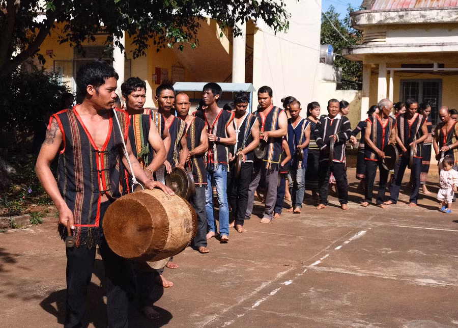 Đội chiêng làng Ia Mút (xã Hà Bầu, huyện Đak Đoa) tham gia biểu diễn tại hội thi cồng chiêng của xã. Ảnh: Minh Châu