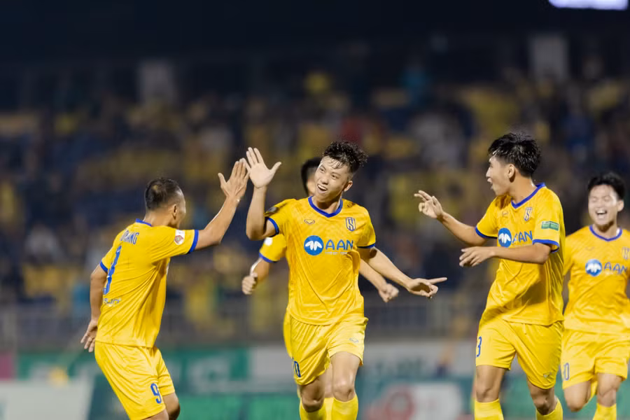 Phan Văn Đức đã chơi tỏa sáng trước Bình Dương FC với 2 bàn thắng. Ảnh: Minh Hoàng