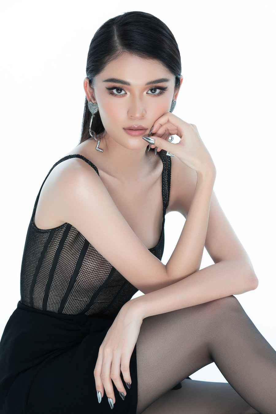 Ngoài ra, người đẹp ý thức được mình mỗi ngày cần phải hoàn thiện hình ảnh bản thân, đem lại sự chỉn chu mỗi khi xuất hiện trước công chúng. “Tôi trân trọng danh hiệu á hậu đã đem đến cho tôi nhiều cơ hội quý giá nên tôi cố gắng giữ gìn hình ảnh, cùng những người đẹp khác lan tỏa giá trị tích cực đến xã hội“, cô chia sẻ. Ảnh: NSCC Ngoài ra, người đẹp ý thức được mình mỗi ngày cần phải hoàn thiện hình ảnh bản thân, đem lại sự chỉn chu mỗi khi xuất hiện trước công chúng. “Tôi trân trọng danh hiệu á hậu đã đem đến cho tôi nhiều cơ hội quý giá nên tôi cố gắng giữ gìn hình ảnh, cùng những người đẹp khác lan tỏa giá trị tích cực đến xã hội“, cô chia sẻ. Ảnh: NSCC