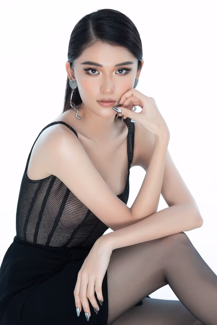 Ngoài ra, người đẹp ý thức được mình mỗi ngày cần phải hoàn thiện hình ảnh bản thân, đem lại sự chỉn chu mỗi khi xuất hiện trước công chúng. “Tôi trân trọng danh hiệu á hậu đã đem đến cho tôi nhiều cơ hội quý giá nên tôi cố gắng giữ gìn hình ảnh, cùng những người đẹp khác lan tỏa giá trị tích cực đến xã hội“, cô chia sẻ. Ảnh: NSCC