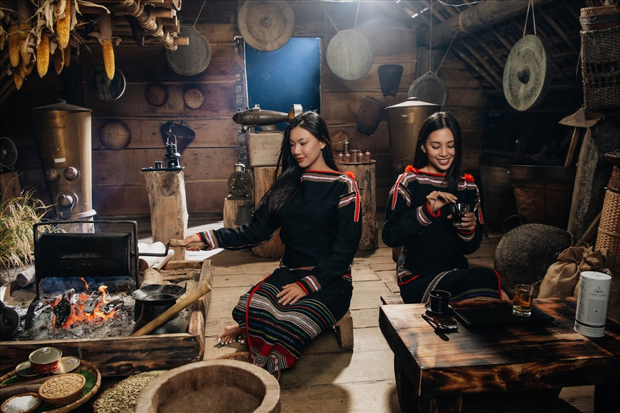 Hoa hậu Tiểu Vy và Á hậu Kim Duyên tự tay trải nghiệm những công việc hàng ngày của người dân Ê Đê. Ảnh: Tô Thanh Tân-Ngô Xuân Phú