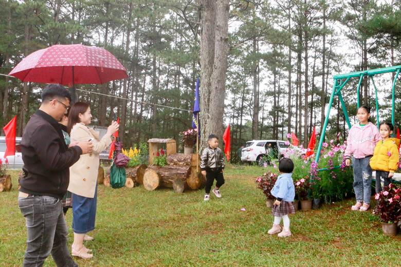 Du khách thích thú chụp ảnh với các tiểu cảnh trang trí tại Đồi cỏ hồng