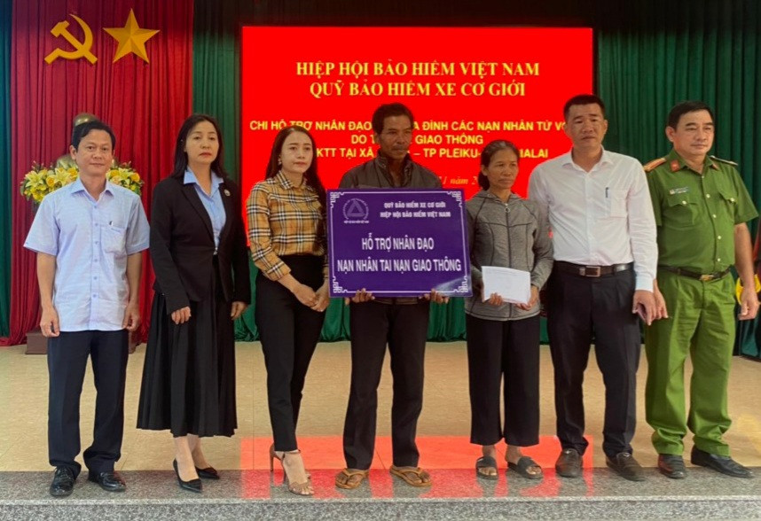 Quỹ bảo hiểm xe cơ giới-Hiệp hội bảo hiểm Việt Nam trao tiền hỗ trợ cho gia đình có 3 nạn nhân tử vong do tai nạn giao thông. Ảnh: Lê Anh Quỹ bảo hiểm xe cơ giới – Hiệp hội bảo hiểm Việt Nam trao tiền hỗ trợ cho gia đình có 3 nạn nhân tử vong do TNGT. Ảnh: Lê Anh