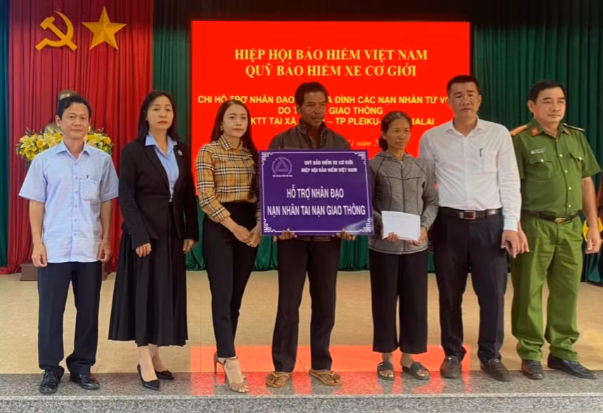 Quỹ bảo hiểm xe cơ giới – Hiệp hội bảo hiểm Việt Nam trao tiền hỗ trợ cho gia đình có 3 nạn nhân tử vong do TNGT. Ảnh: Lê Anh