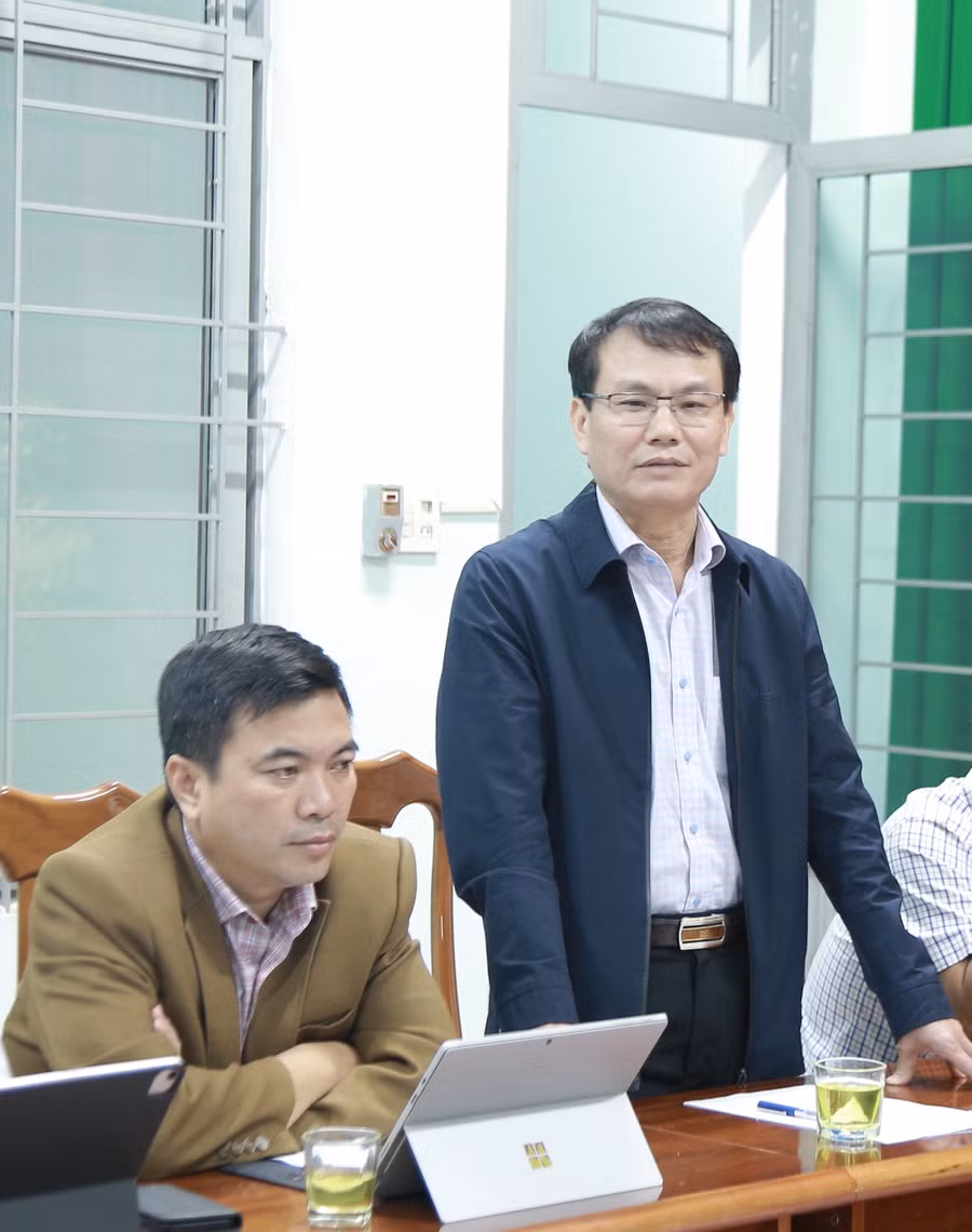 Bí thư Thành ủy Trịnh Duy Thuận đề nghị Chi bộ Trung tâm Phát triển quỹ đất TP. Pleiku cần quan tâm hơn công tác phát triển đảng viên. Ảnh: Phương Linh