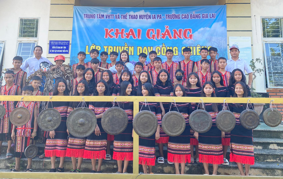 Các học viên tham gia lớp truyền dạy cồng chiêng của huyện Ia Pa năm 2022. Ảnh: Mai Linh