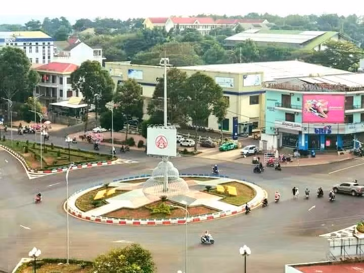 Vòng xoay khang trang tại thị xã Buôn Hồ, tỉnh Đắk Lắk.