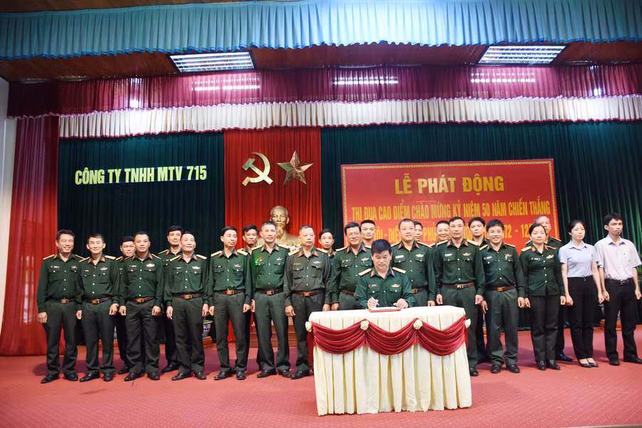 Lãnh đạo các cơ quan, đơn vị ký giao ước thu đua. Ảnh: Vĩnh Hoàng