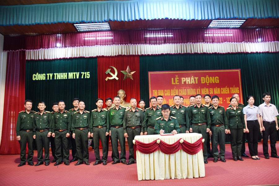 Lãnh đạo các cơ quan, đơn vị ký giao ước thu đua. Ảnh: Vĩnh Hoàng