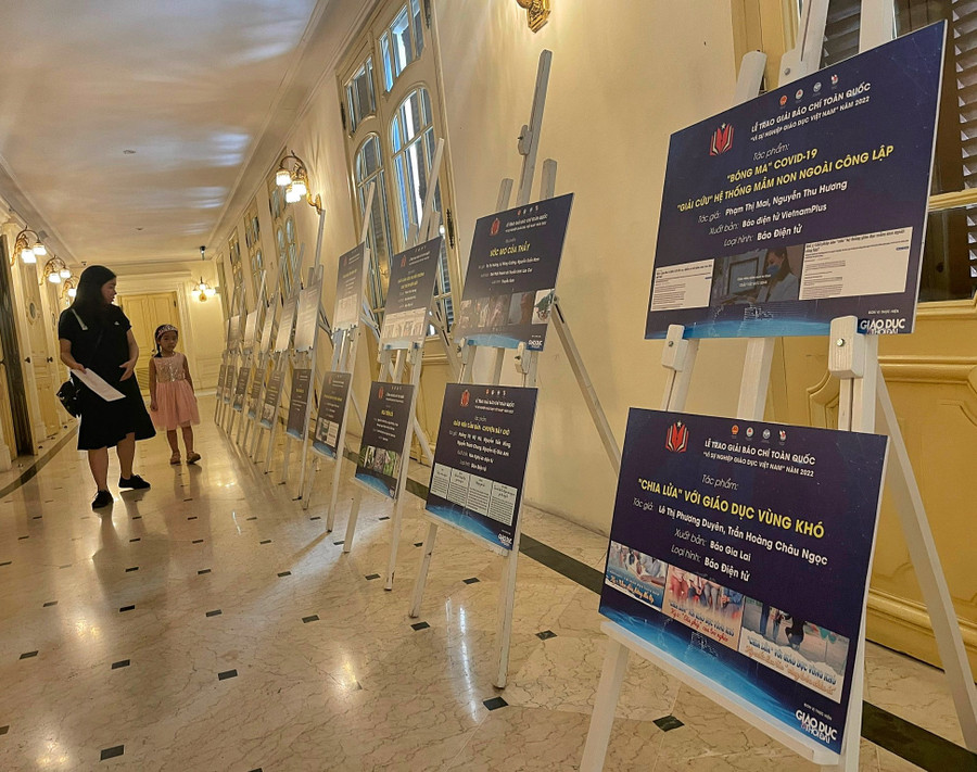 Báo Gia Lai đạt giải nhì Giải Báo chí toàn quốc "Vì sự nghiệp Giáo dục Việt Nam" ảnh 3 Các tác phẩm đạt giải cao được giới thiệu đến đông đảo đại biểu tại lễ trao giải. Ảnh: Phương Duyên