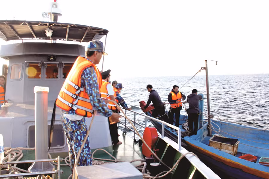 Đoàn kiểm tra liên ngành phát hiện, tiếp cận tàu cá vi phạm ở vùng biển gần Bãi Rạng (Núi Thành). Ảnh: C.K Đoàn kiểm tra liên ngành phát hiện, tiếp cận tàu cá vi phạm ở vùng biển gần Bãi Rạng (Núi Thành). Ảnh: C.K