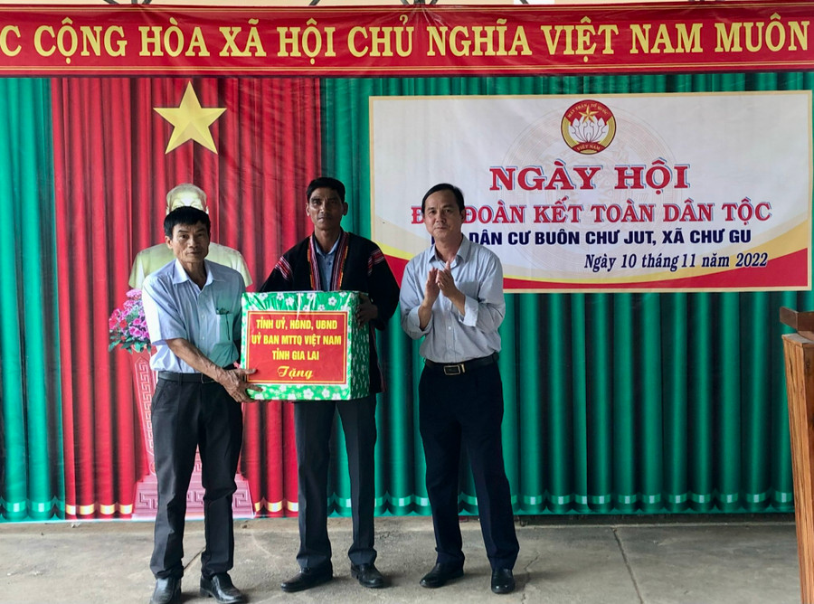 Trưởng ban Dân vận Tỉnh ủy Võ Thanh Hùng trao quà của tỉnh cho buôn Chư Jut. Ảnh Lê Nam