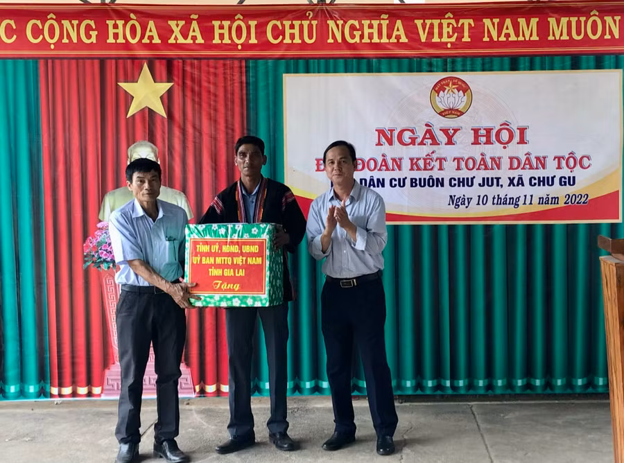 Trưởng ban Dân vận Tỉnh ủy Võ Thanh Hùng trao quà của tỉnh cho buôn Chư Jut. Ảnh Lê Nam