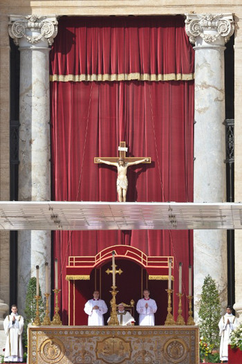  Giáo hoàng Francis ngồi làm lễ tại bàn thờ.