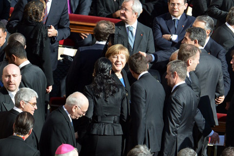 Thủ tướng Đức Angela Merkel tươi cười tại buổi lễ. Bà là một trong số hàng trăm lãnh đạo thế giới có mặt trong sự kiện hôm nay.