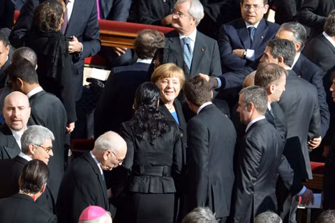 Thủ tướng Đức Angela Merkel tươi cười tại buổi lễ. Bà là một trong số hàng trăm lãnh đạo thế giới có mặt trong sự kiện hôm nay.