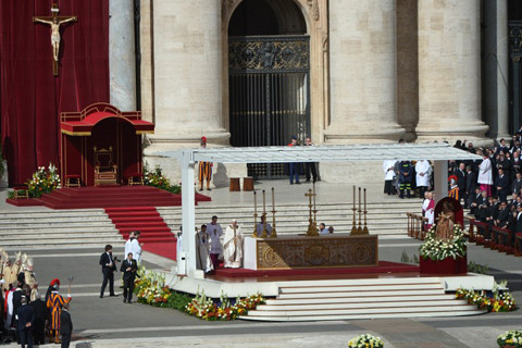Bàn thờ nơi Giáo hoàng làm lễ lên ngôi.