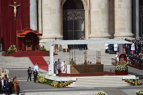 Bàn thờ nơi Giáo hoàng làm lễ lên ngôi.