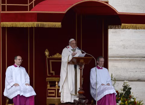 Giáo hoàng giảng đạo bằng dài tiếng Italy, bày tỏ lòng cảm tạ Chúa và chào đón các Hồng y, tu sĩ và giáo dân.