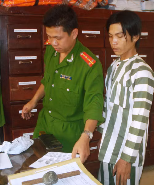 Đối tượng Châu Đức Khánh tại cơ quan điều tra. Ảnh: Quang Trung