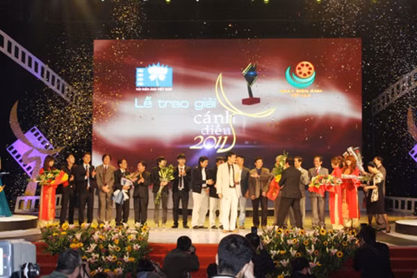 Phim “Mùi cỏ cháy” được vinh danh tại lễ trao giải Cánh diều tháng 3-2012.