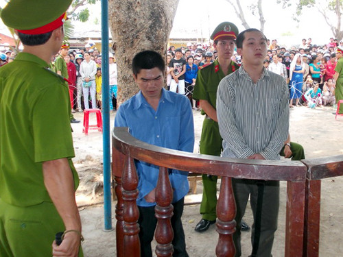 Hai bị cáo Trung (trái) và Nhanh tại phiên tòa.