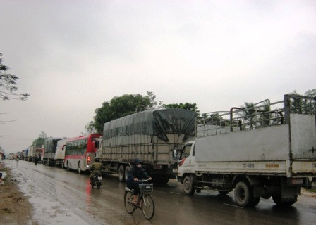 Hàng ngàn phương tiện giao thông nối đuôi nhau hàng chục km trên quốc lộ 1A đoạn qua huyện Tĩnh Gia.