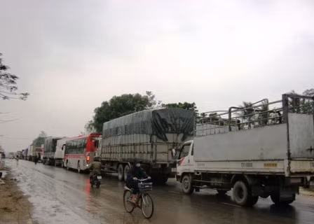 Hàng ngàn phương tiện giao thông nối đuôi nhau hàng chục km trên quốc lộ 1A đoạn qua huyện Tĩnh Gia.