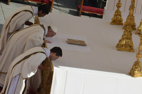 Giáo hoàng Francis (giữa) hôn lên bàn thờ khi bắt đầu buổi lễ.