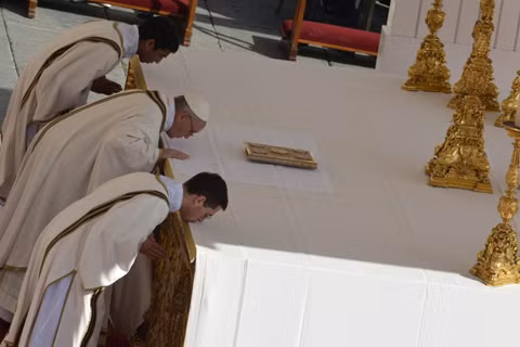 Giáo hoàng Francis (giữa) hôn lên bàn thờ khi bắt đầu buổi lễ.