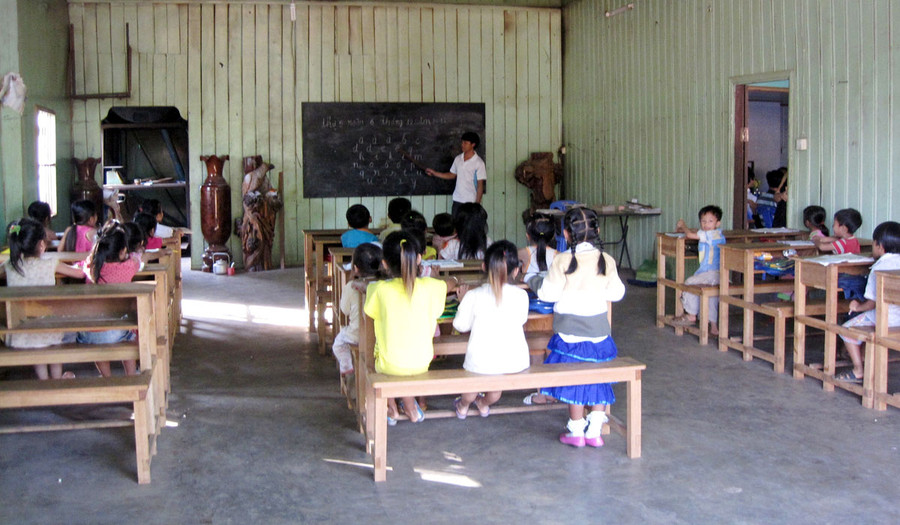 Lớp học tiếng Việt tại Ban Lung. Ảnh: Hồng Thi