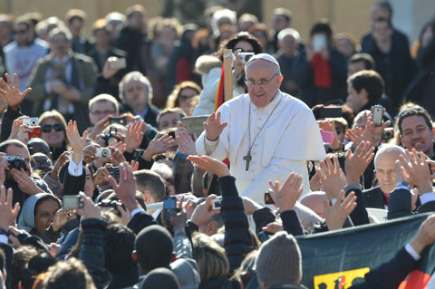 Giáo hoàng nổi tiếng giản dị vẫy tay chào các tín đồ đang tập trung trên quảng trường St.Peter để chờ đợi lễ nhậm chức của ngài.