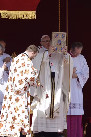 Giáo hoàng Francis nhận Kinh thánh.