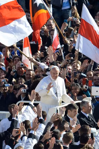 Giáo dân vui mừng hò reo khi Giáo hoàng tiến đến trên chiếc xe dành riêng cho ngài, tại quảng trường thánh Peter trước giờ Thánh lễ.