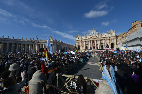  Người dân theo dõi lễ nhậm chức của Giáo hoàng từ phía xa.