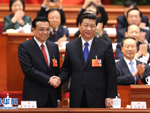 Hai vị lãnh đạo Tập Cận Bình và Lý Khắc Cường bắt tay nhau sau khi công bố kết quả bầu chọn Thủ tướng.
