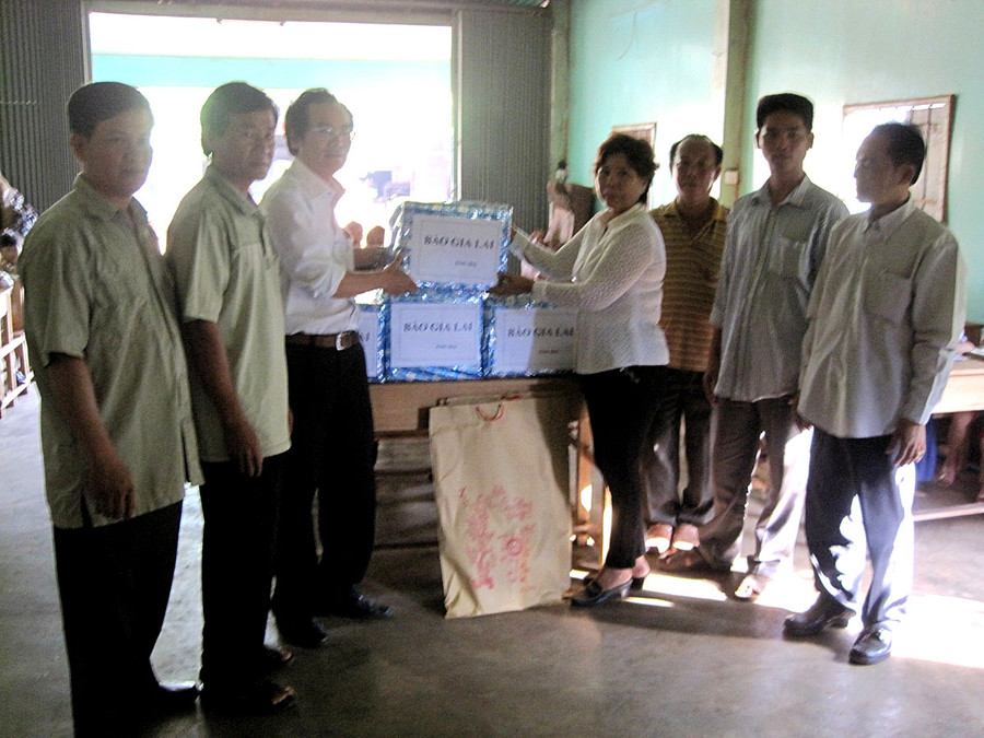 Báo Gia Lai tặng sách giáo khoa cho lớp học. Ảnh: Hồng Thi