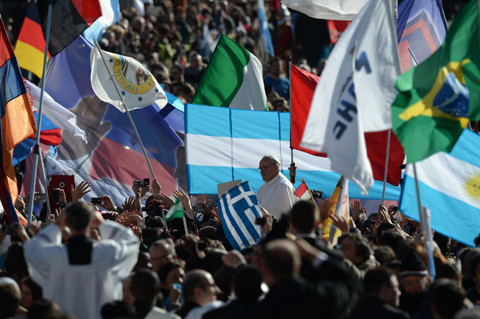  Giáo hoàng diễu qua đám đông công chúng đang reo hò. Họ đến từ nhiều quốc gia khắp trên thế giới.