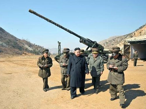Ông Kim Jong-un trao đổi với các sỹ quan tại đơn bị pháo binh.